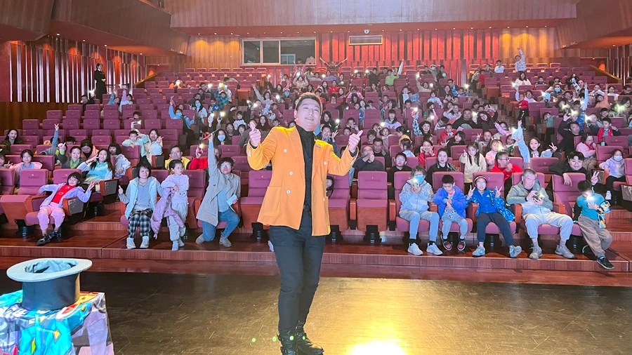 术师邵洋：表演好近景魔术我是认真的瓦力娱乐棋牌花YOUNG惠州丨魔(图2)