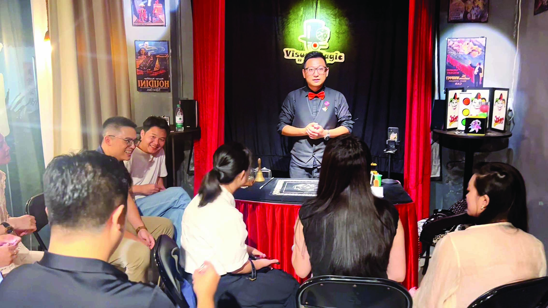 术师邵洋：表演好近景魔术我是认真的瓦力娱乐棋牌花YOUNG惠州丨魔(图3)